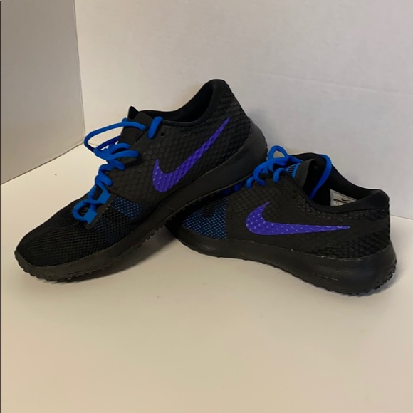 Nike Shoes - Nike indoor soccer shoes - turf shoes women’s 9